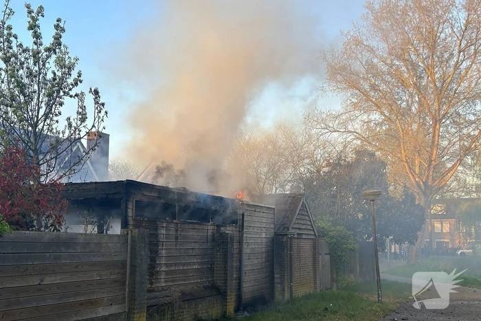 Uitslaande brand in achtertuin
