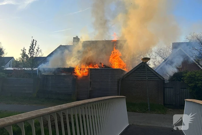 Uitslaande brand in achtertuin