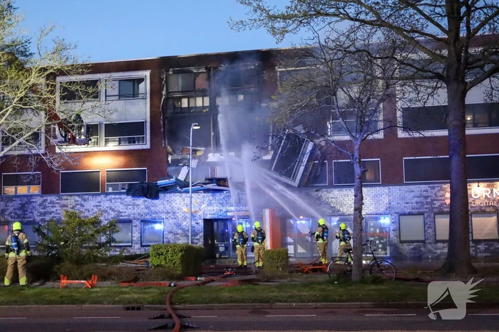 Voorgevel ingestort na mogelijk explosie