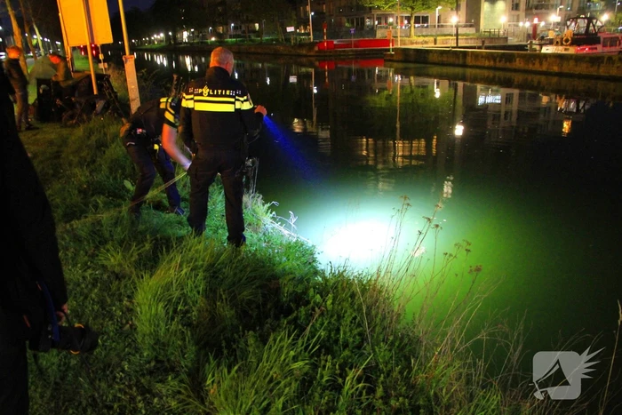 Beschonken fietser rijdt kanaal in