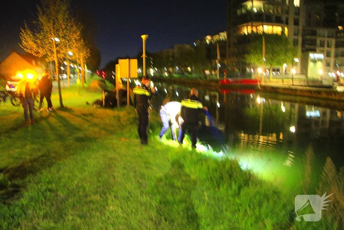 Beschonken fietser rijdt kanaal in