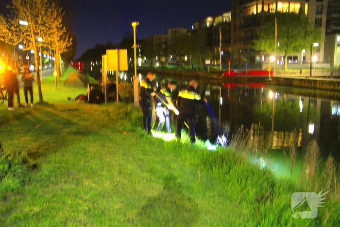 Beschonken fietser rijdt kanaal in