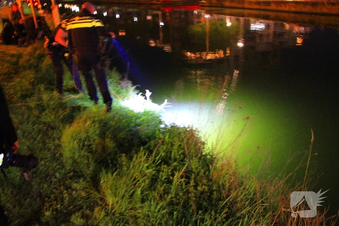 Beschonken fietser rijdt kanaal in