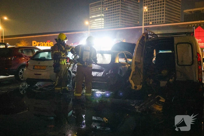 Benzinevaten aangetroffen bij autobrand