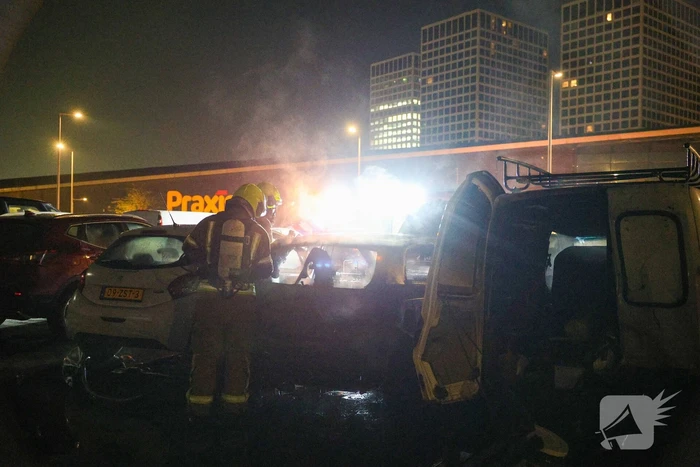 Benzinevaten aangetroffen bij autobrand