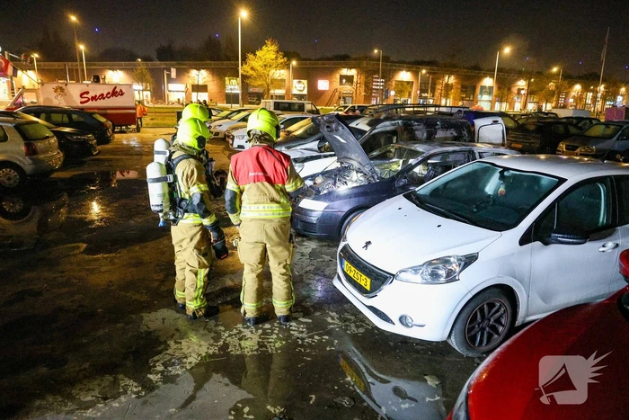 Benzinevaten aangetroffen bij autobrand