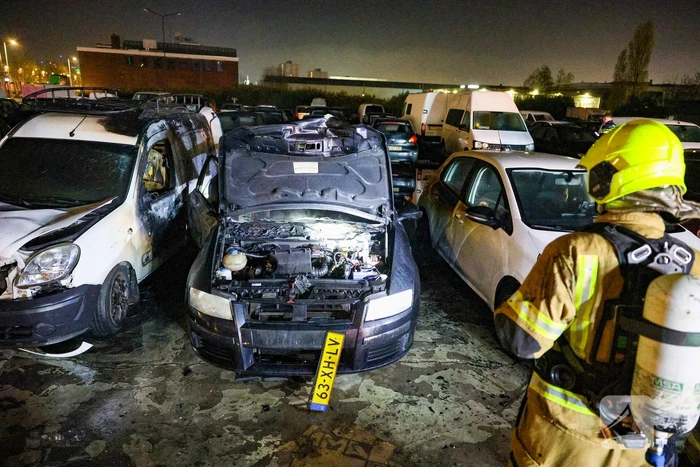 Benzinevaten aangetroffen bij autobrand