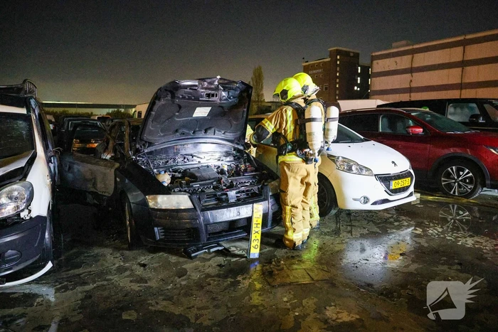 Benzinevaten aangetroffen bij autobrand