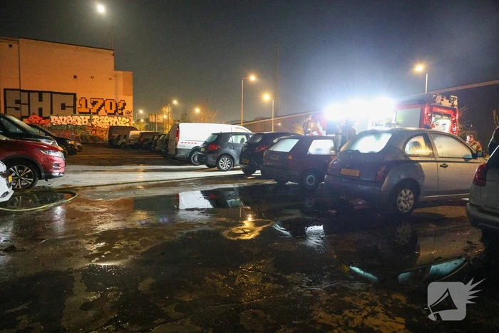 Benzinevaten aangetroffen bij autobrand