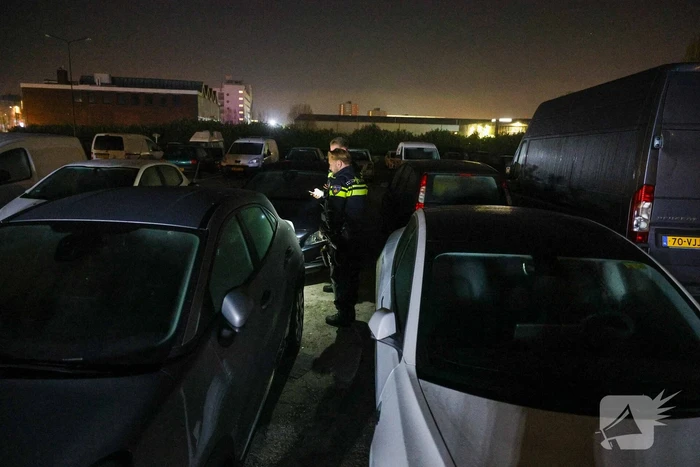 Benzinevaten aangetroffen bij autobrand