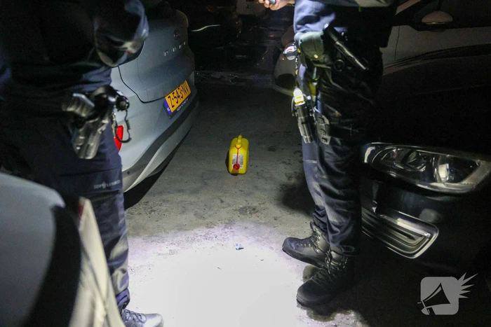 Benzinevaten aangetroffen bij autobrand