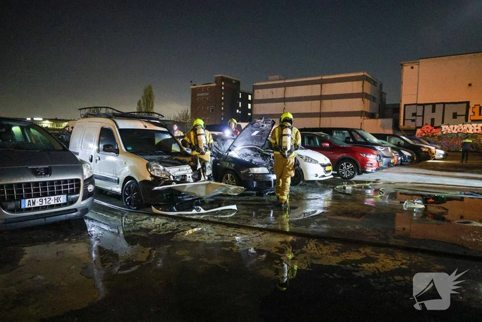 Benzinevaten aangetroffen bij autobrand
