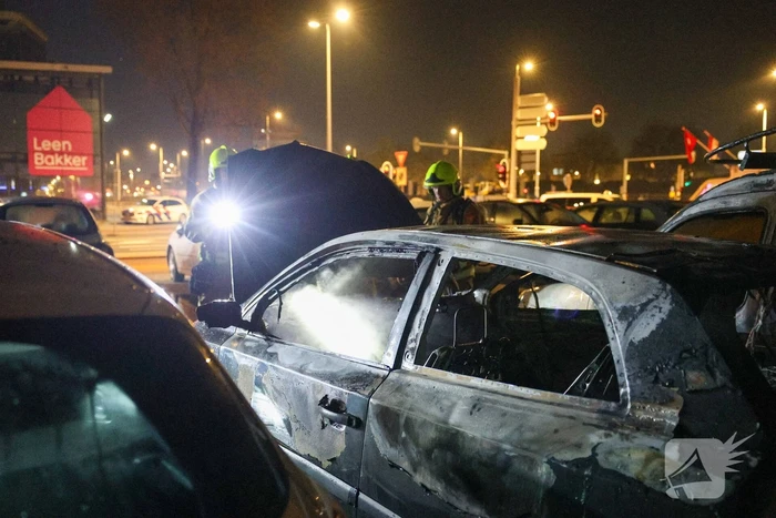Benzinevaten aangetroffen bij autobrand
