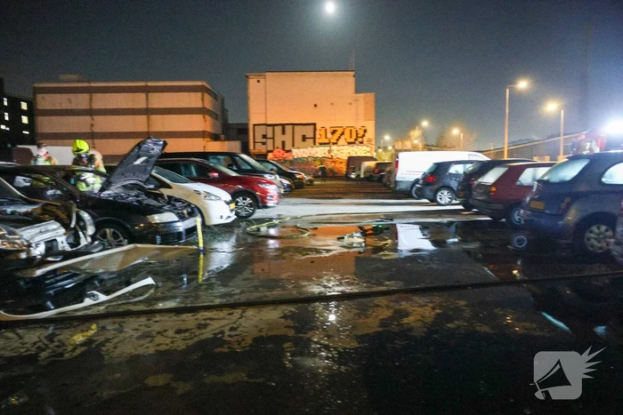 Benzinevaten aangetroffen bij autobrand