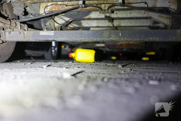 Benzinevaten aangetroffen bij autobrand