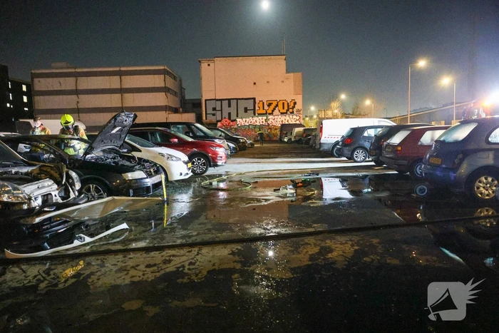 Benzinevaten aangetroffen bij autobrand