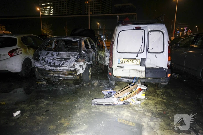 Benzinevaten aangetroffen bij autobrand