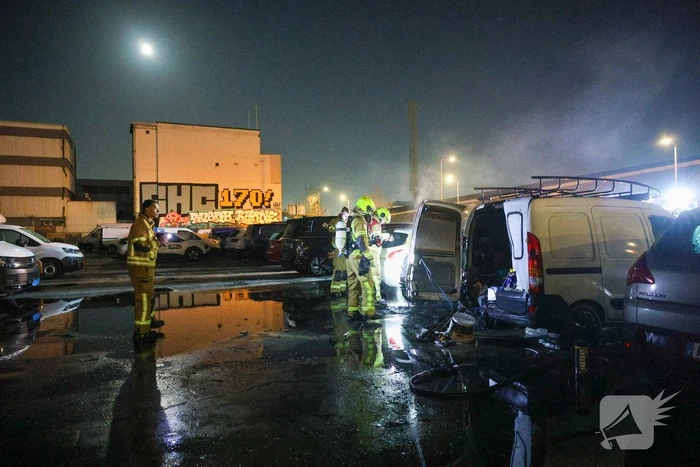 Benzinevaten aangetroffen bij autobrand
