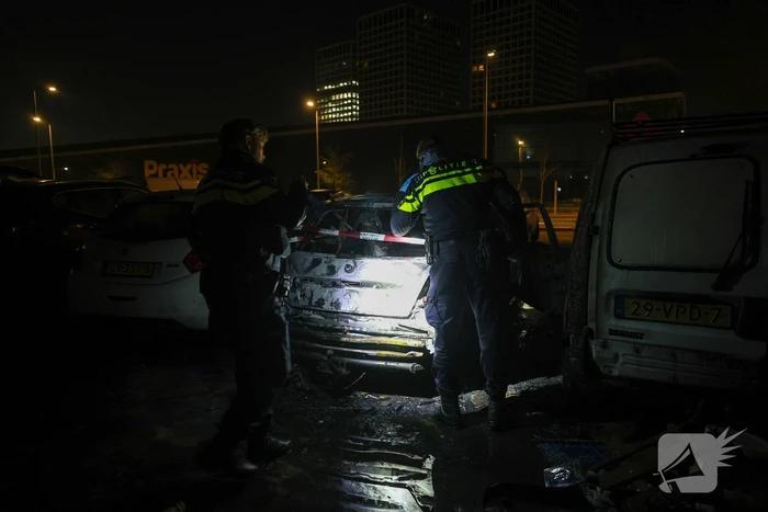 Benzinevaten aangetroffen bij autobrand