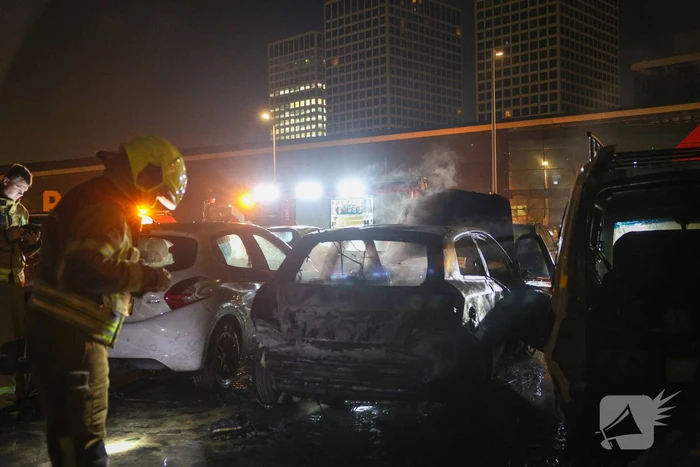 Benzinevaten aangetroffen bij autobrand