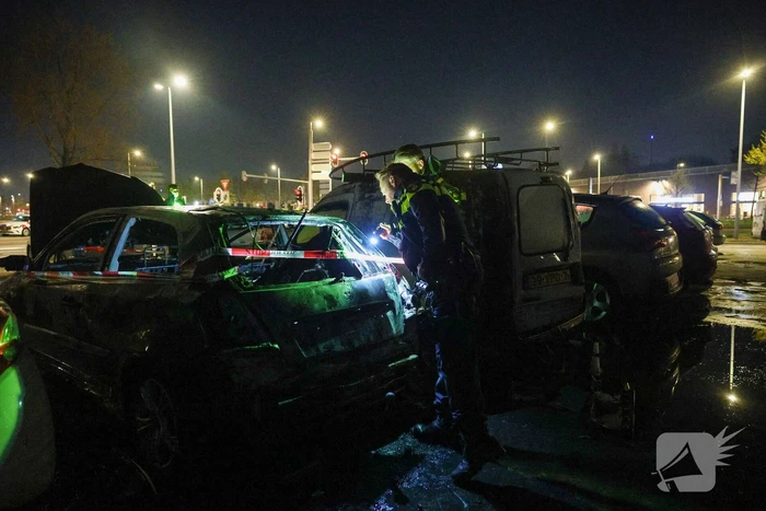Benzinevaten aangetroffen bij autobrand