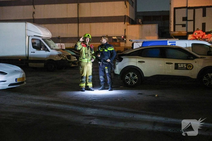Benzinevaten aangetroffen bij autobrand