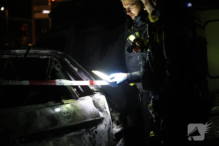 Benzinevaten aangetroffen bij autobrand