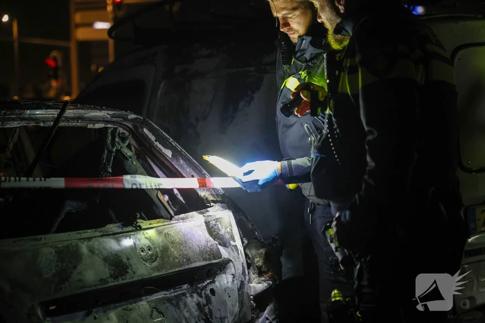 Benzinevaten aangetroffen bij autobrand