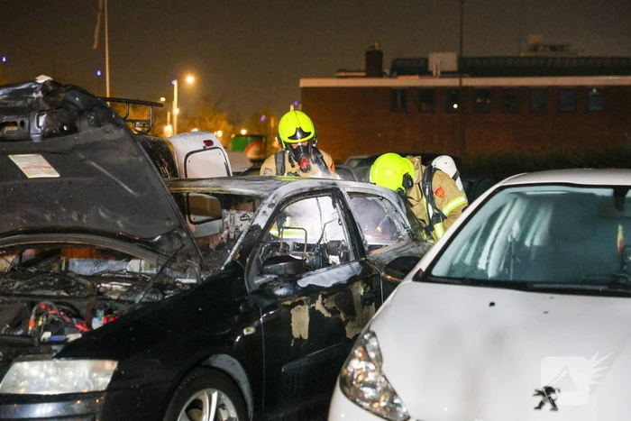 Benzinevaten aangetroffen bij autobrand