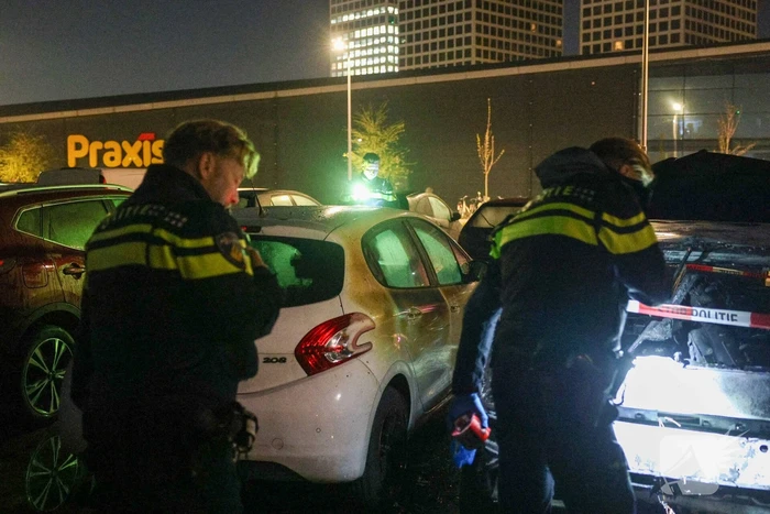 Benzinevaten aangetroffen bij autobrand