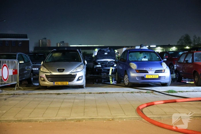 Benzinevaten aangetroffen bij autobrand