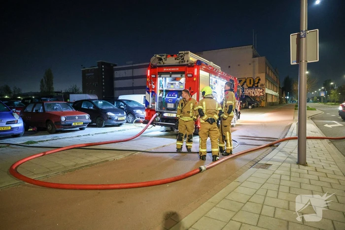 Benzinevaten aangetroffen bij autobrand