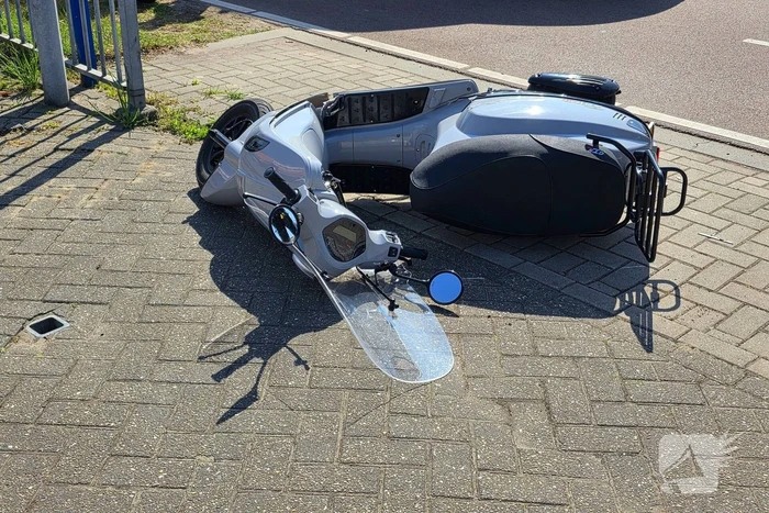 Dame op scooter aangereden door automobilist