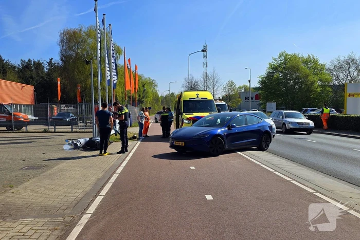 Dame op scooter aangereden door automobilist