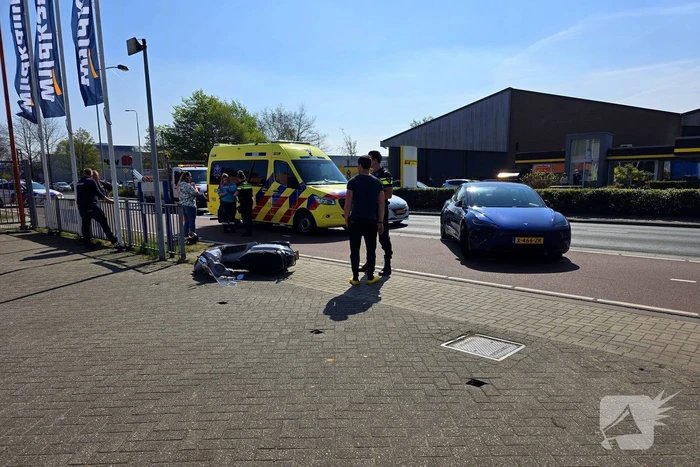 Dame op scooter aangereden door automobilist