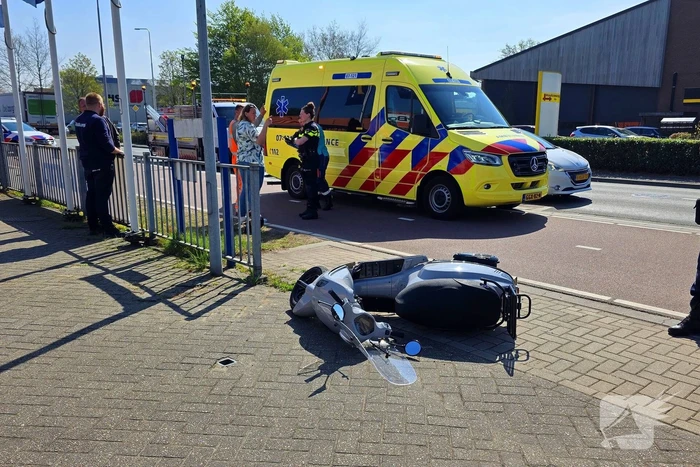 Dame op scooter aangereden door automobilist