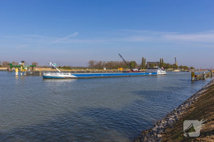 Eerste schepen door vernieuwde Julianakanaal