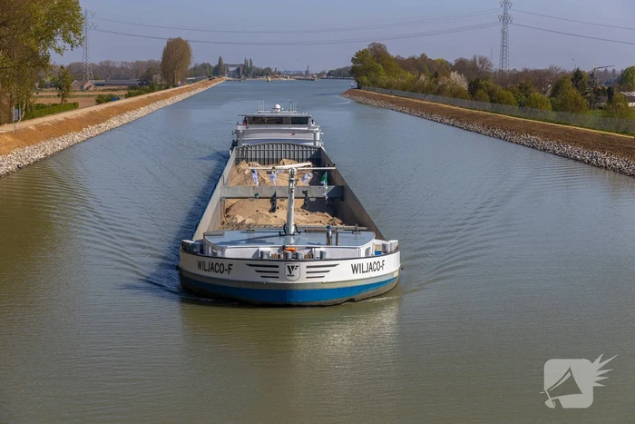 Eerste schepen door vernieuwde Julianakanaal