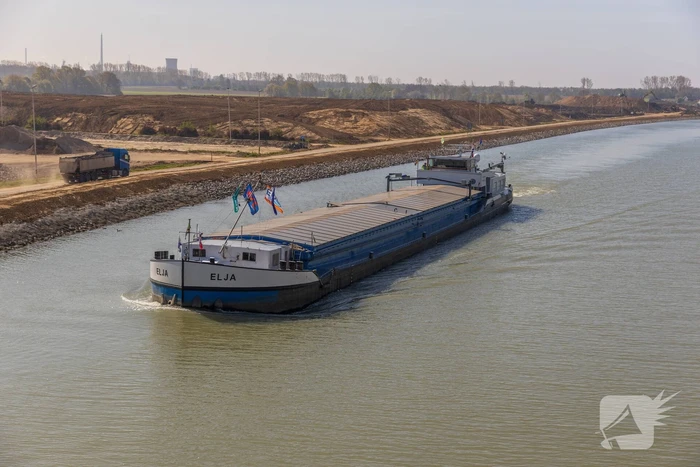 Eerste schepen door vernieuwde Julianakanaal