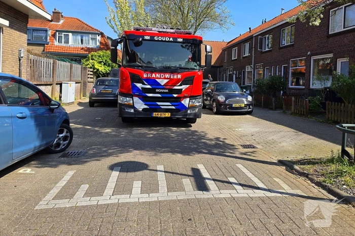 Verhuiswagen raakt tak, brandweer opgeroepen