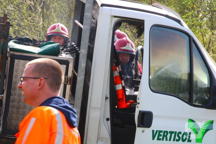 Werkbus zwaar beschadigd door brand op de A7
