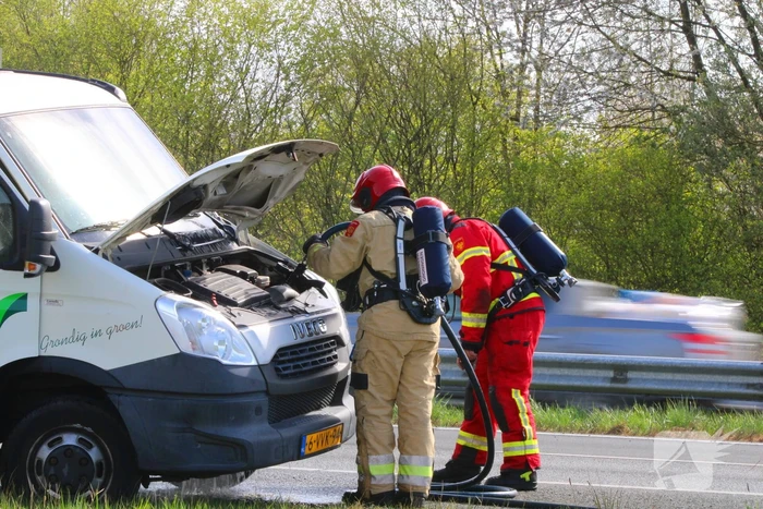 Werkbus zwaar beschadigd door brand op de A7