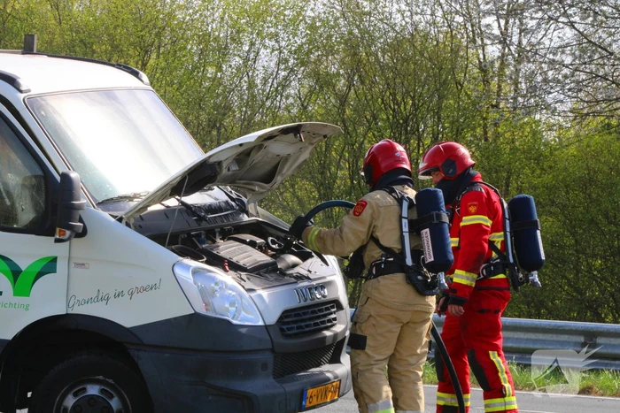 Werkbus zwaar beschadigd door brand op de A7