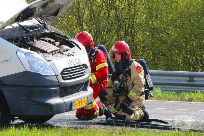 Werkbus zwaar beschadigd door brand op de A7