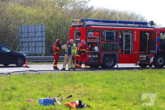 Werkbus zwaar beschadigd door brand op de A7