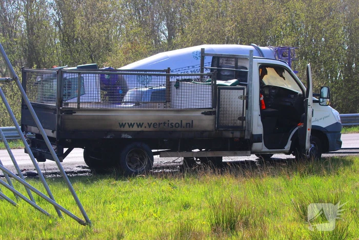 Werkbus zwaar beschadigd door brand op de A7
