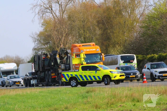 Werkbus zwaar beschadigd door brand op de A7