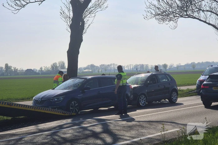 Kopstaart botsing tussen twee voertuigen