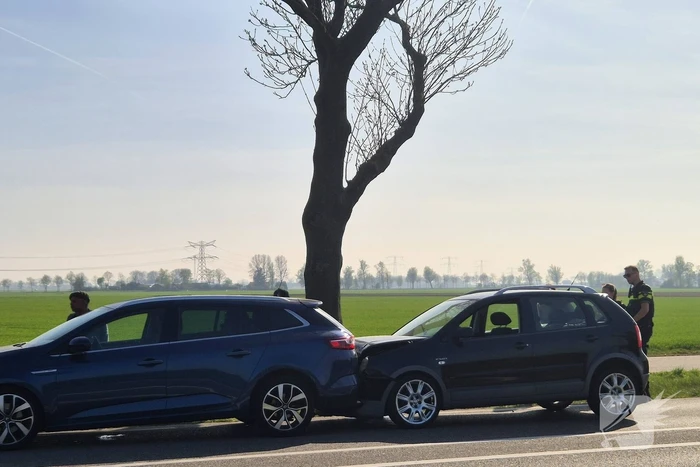 Kopstaart botsing tussen twee voertuigen