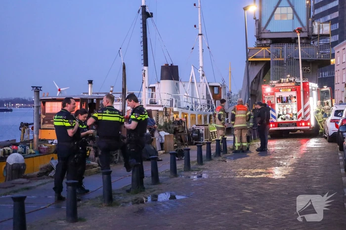 Aangebrande pizza aan boord woonschip zorgt voor grote inzet hulpdiensten